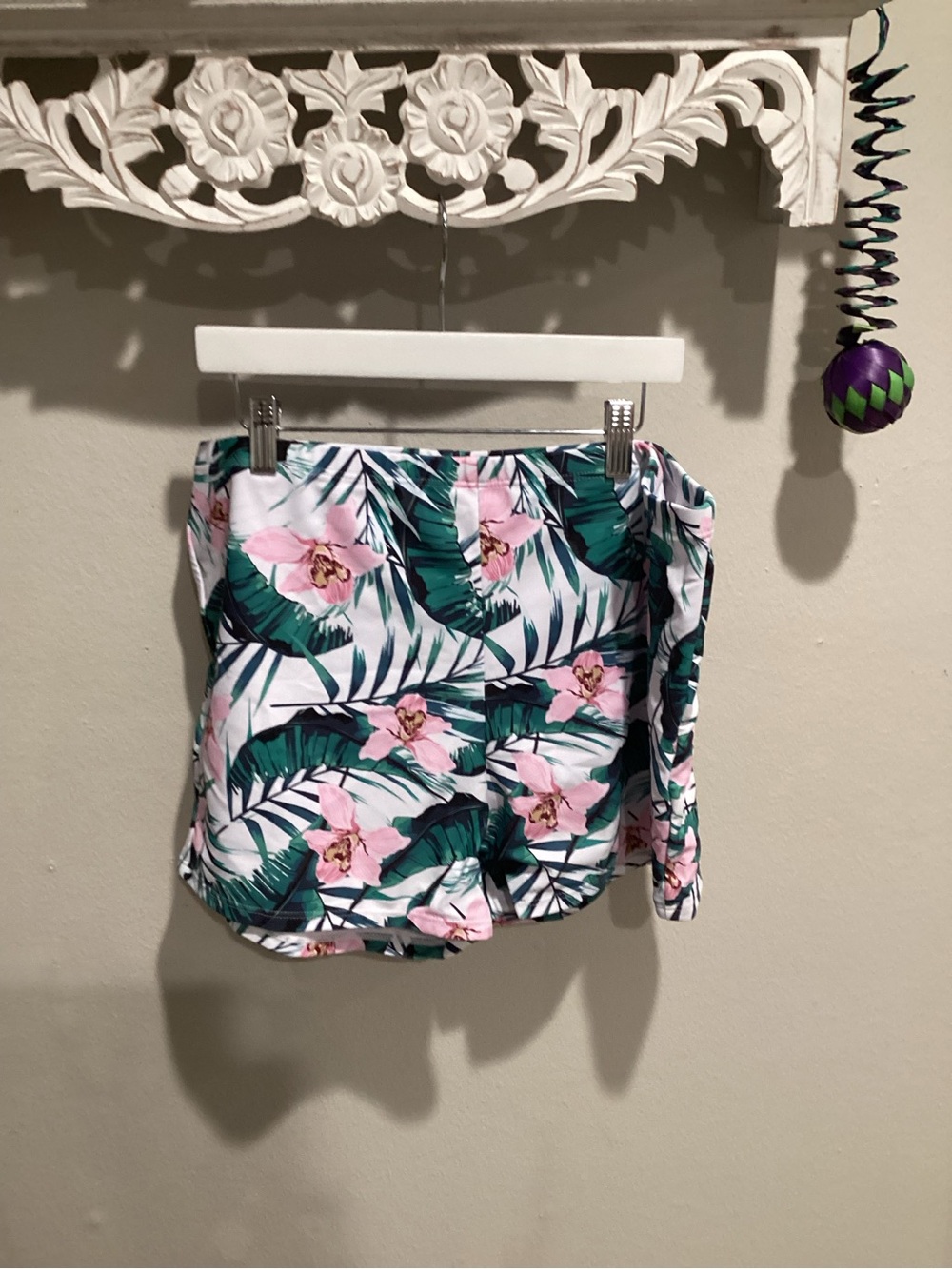 NWOT - Sticker Still On - Younique White Tropical Floral Swim Shorts - Sz 18!